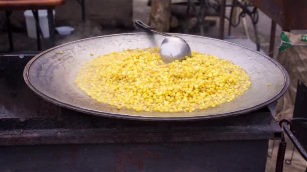 Appetizing sweet corn cooked outdoors in large bowl, barbecue party, street food — Stock Video