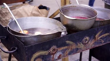 Kase ile kömür, sokak satıcı yemek yapıyor yemek lezzetli mulled şarap