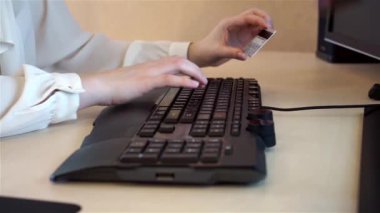 Bilgisayar klavye üzerinde kredi kartı numarası ekleme kadın evde alışveriş online