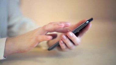 Makro görünümü üzerinde kayar, sayfa kaydırma smartphone, metin yazarak eller