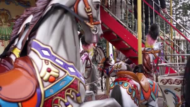 Father and daughter finished a ride on merry-go-round carousel, happy childhood — Stock Video