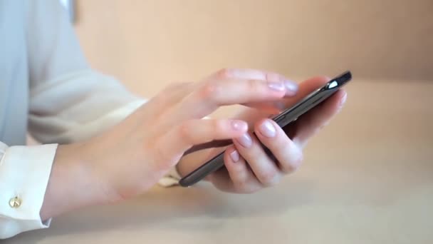 Gros plan des mains féminines à l'aide d'un smartphone, écran tactile, pages coulissantes, dactylographie — Video