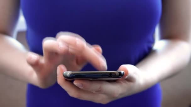 Primo piano di mani femminili che scrivono su smartphone, donna che digita messaggio o e-mail — Video Stock