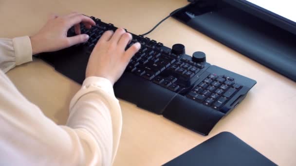 Empresaria escribiendo correo electrónico en el teclado de la computadora, trabajador de oficina preparando informe — Vídeo de stock