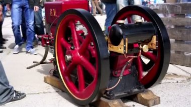 Eski araba Sergisi, makine mühendisi vintage dizel motor gösteren
