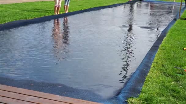 Jonge jongens skimboarden in park, met plezier buiten. Extreme sporten, zomer — Stockvideo