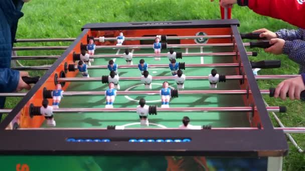 Kinder spielen Tischfußball (Fußball), Nahaufnahme von Brettern mit beweglichen Spielern — Stockvideo