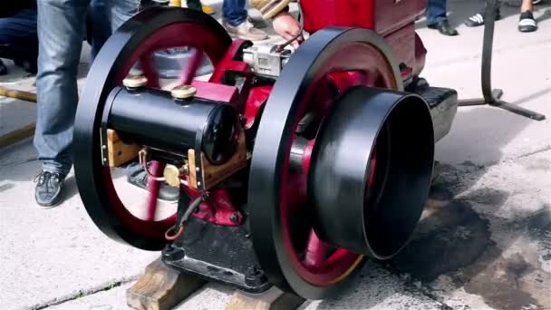 Engineer starting vintage diesel engine, flywheels rotating, retro technologies — Stock Video