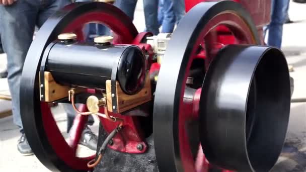 People watch engineer starting retro steam engine, closeup of old machinery — Stock Video