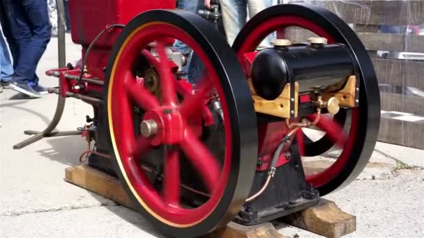 Flywheels retro buhar motoru eski arabalar sergisinde dönen eski makine — Stok video