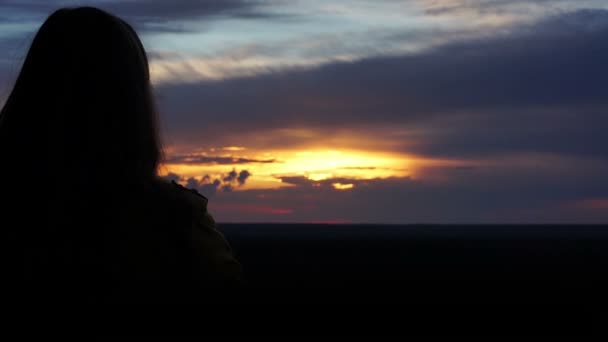 Vrouwelijke silhouet kijken de zonsopgang of zonsondergang, succes, nieuw begin, vrijheid — Stockvideo