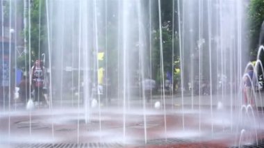 Kiev, Ukrayna - Mayıs 2016 yaklaşık: İnsanlar çeşmenin. Yaz gününde, Çeşme timelapse fotoğraf çekmek insanlar meşgul park sokak