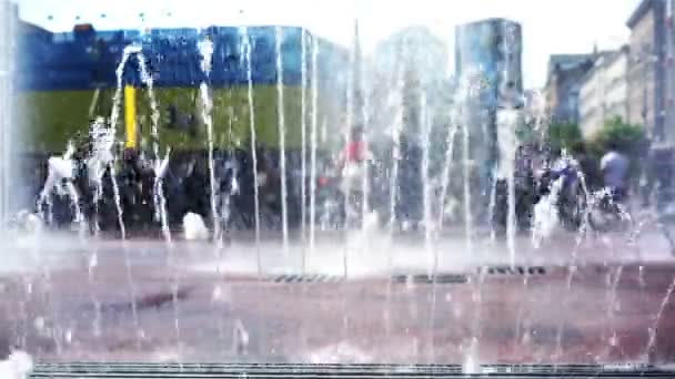 Гаряче літо у великому місті, люди насолоджуються прогулянкою біля фонтану на сонячних вихідних — стокове відео