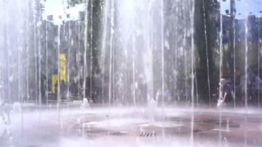 Çalışan ve şehir çeşme, insanlar Park'ta yürüyordunuz yakınındaki oyunları oynamak çocuk