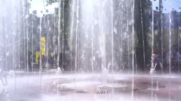 运行和附近城市喷泉，人走在公园里玩游戏的孩子 — 图库视频影像