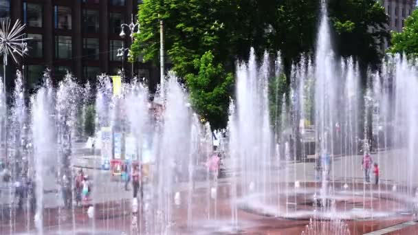 Große Fontänen am Hauptplatz, viele Menschen spazieren, genießen den Sommertag — Stockvideo