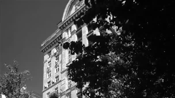 Edificio histórico de estilo retro, monumento arquitectónico, blanco y negro — Vídeo de stock