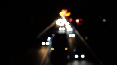 Eyaletler arası yol, trafik sıkışıklığı içinde yavaşça ufuk arabalar gece görünümü