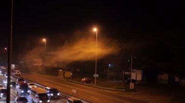 Yavaş yavaş karayolu üzerinde sürüş araba kazası yüzünden duman ya da yol üzerinde yüzen ateş
