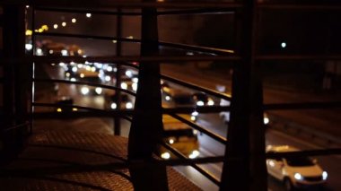 Yavaş yavaş sürüş eyaletler arası yolda, yoğun trafik ışıkları ile çok araba