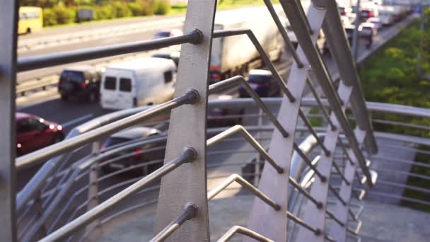 メガロポリスを残しての車渋滞で立ち往生ドライバーの超長い行列 — ストック動画