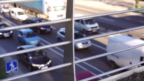 Guidando in autostrada durante l'ingorgo, molte auto si muovono lentamente per lasciare la città — Video Stock