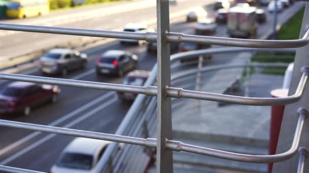 Línea de coches que se mueven lentamente en la carretera, uno de los conductores se detiene para solucionar un problema — Vídeos de Stock