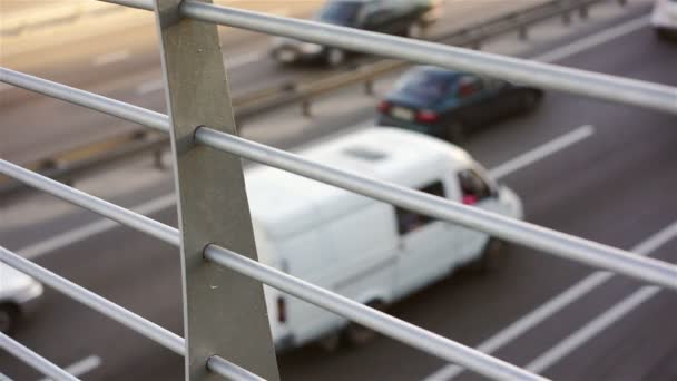 Viele langsam fahrende Fahrzeuge auf der Autobahn, dichter Verkehr, lange Autoschlangen — Stockvideo