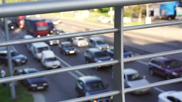 Tung trafik på intercity highway, en bil på vägarna med emergency lights på — Stockvideo