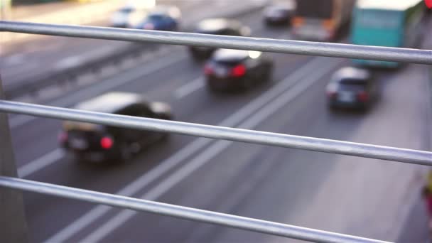 Viele Autos fahren langsam im dichten Stau, Menschen trampen am Straßenrand — Stockvideo