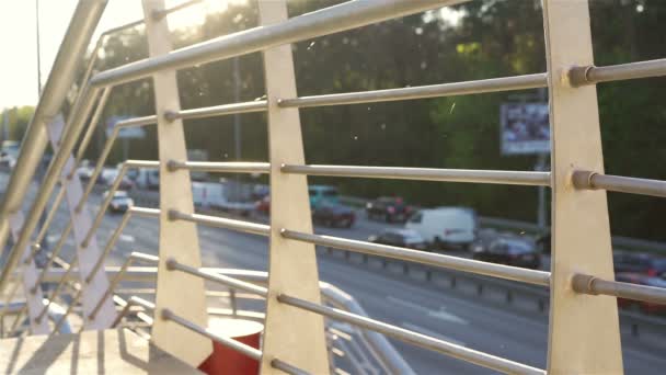 Napsütéses nyári napon autópályán, sok autó beszorult a dugóban, miközben a város — Stock videók