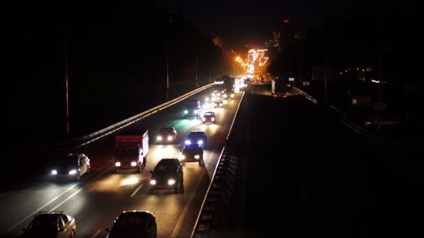 Nachtstau auf der Autobahn, lange Schlange von Autos, die langsam aus der Stadt fahren — Stockvideo