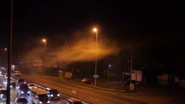 Autos, die langsam auf der Autobahn fahren, Rauch durch Unfall oder Feuer, das über der Straße schwebt — Stockvideo