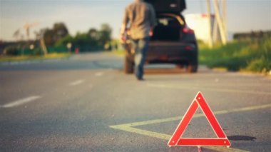 Yol, Araba, sürücü araçları gövde arıyorum kırmızı uyarı üçgeni
