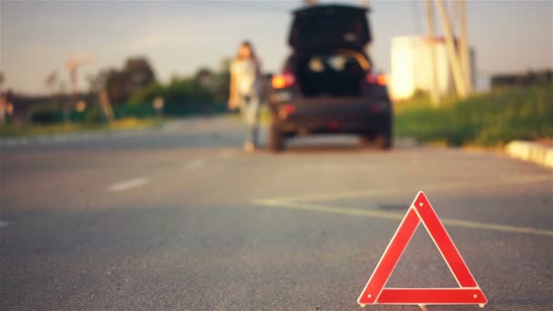 Desglose del coche, mujer joven pateando neumático pinchado en la ira, servicios de reparación de automóviles — Vídeo de stock