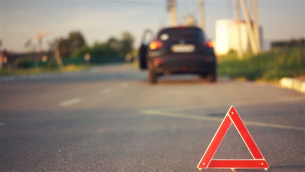 Предупреждение треугольник дорожный знак, водитель включает аварийные огни, автоматический ремонт — стоковое видео