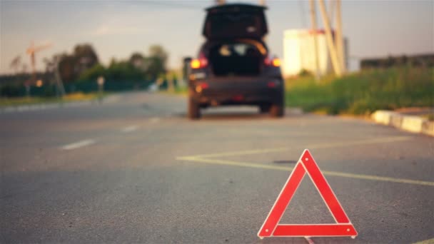 Coches que pasan por el vehículo roto en el borde de la carretera, servicios de reparación de automóviles, avería — Vídeo de stock