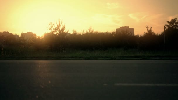 車の夕日、美しい自然、観光に暖かい黄色の光の旅します。 — ストック動画