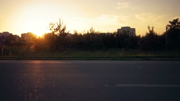 Jovem correndo ao pôr do sol, cabelo acenando no vento, estilo de vida saudável, fitness — Vídeo de Stock