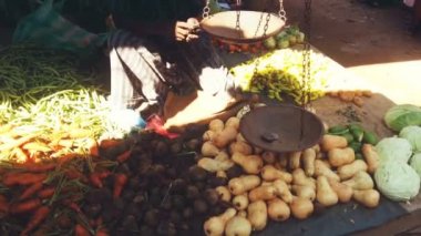 Sebze satıcı yere, yoksulluk, Güneydoğu Asya otururken para sayma