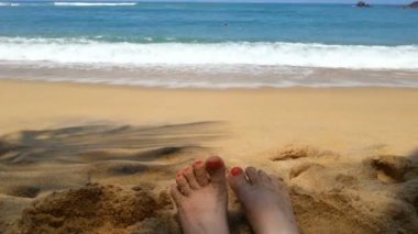 Mutlu kadın ayak parmakları şakacı kum, mükemmel yaz tatili döşeme taşıma
