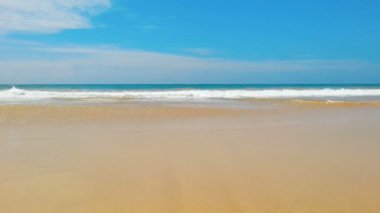 Sonsuz bir okyanus suları, dalgalar kıyıya yavaş yavaş gel. Rahatlatıcı bir atmosfer, meditasyon