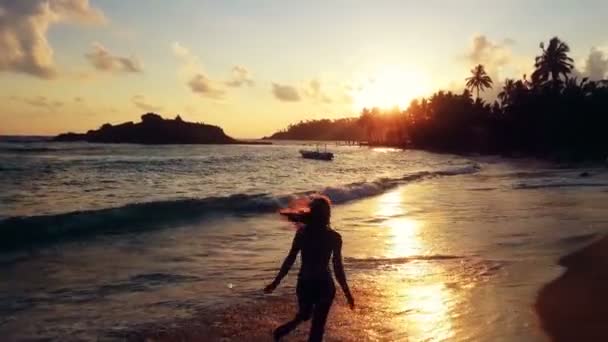 Verliebte Frau läuft am tropischen Strand und genießt den Sonnenuntergang, den warmen Ozean. Glück — Stockvideo