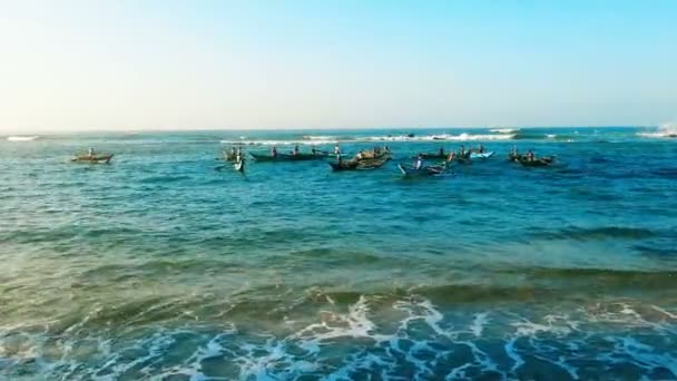 Grupp av fiskare på små båtar som fiskar i havet, tidigt på morgonen, solig dag — Stockvideo