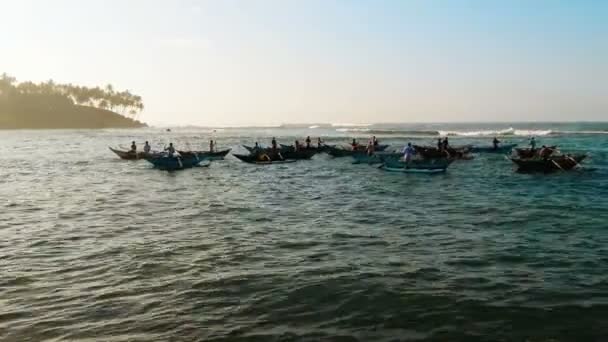 Gruppen av fattige fiskere som fisker på båter ved soloppgang, fedre som fôrer familier – stockvideo