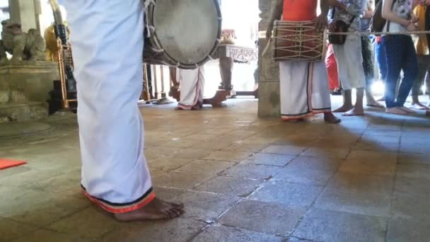 Desempenho de bateria por dois bateristas masculinos vestidos com roupas do sudeste asiático — Vídeo de Stock