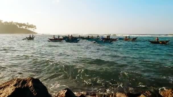 Pêche au lever du soleil, pêcheurs locaux flottant dans de petits bateaux dans l'océan Indien — Video