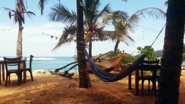 Pusty hamak macha wietrze beach Resort, burzliwy dzień, poza sezonem, kryzys — Wideo stockowe