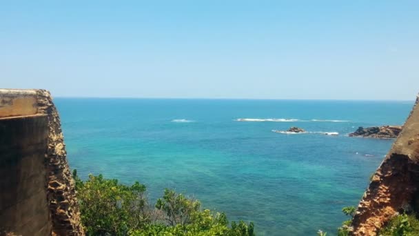 Relajante vista en el océano Índico sin fin, árboles verdes y acantilados en la orilla, vacaciones — Vídeo de stock