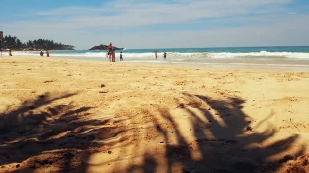 바다, 모래 사장, 최고의 여름 휴가에 걷는 관광객 근처 가족 리조트 — 비디오
